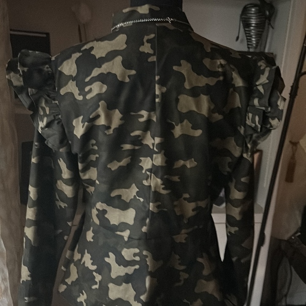 Army fatigue shirt jacket with zipper and ruffled sleeve - Picture 9 of 9
